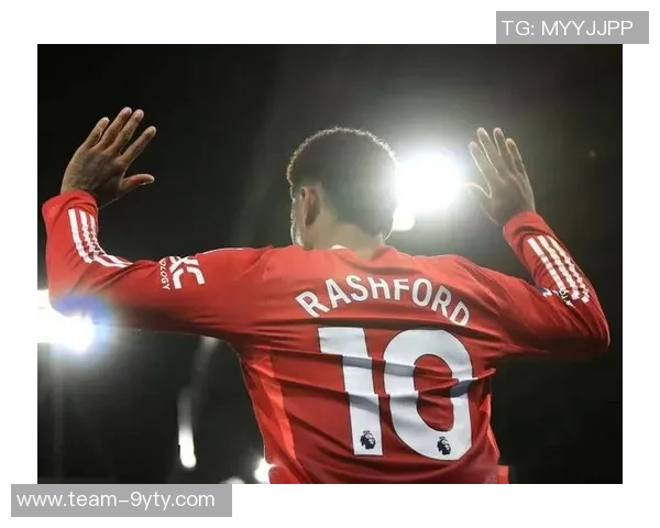 拉什福德在家观看阿斯顿维拉欧联比赛表达对老东家的支持与情感