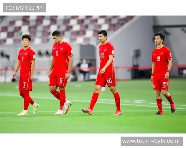 国足首练现场直击于汉超布置训练设施吕焯毅接受媒体采访分享感受