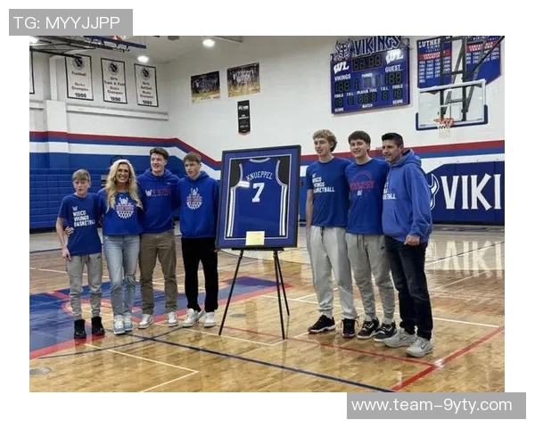 克尼佩尔高中展示母校球衣寄托希望期待他成为学生们的榜样