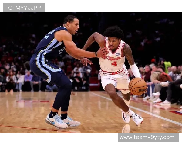 杰伦格林重摔让人揪心站起身后全场松了一口气 杰伦格林重摔让人揪心站起身后全场松了一口气